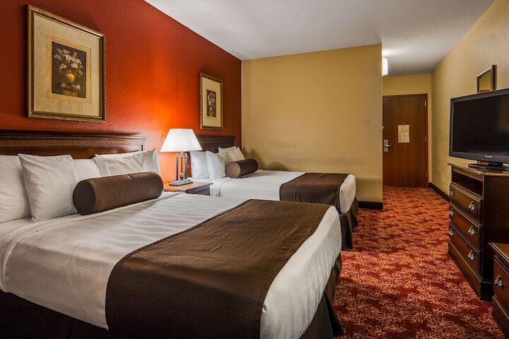 2 Queen Beds High Speed Internet Accessible Microwave and Refrigerator, Coffee Maker Iron and Ironing Board Hairdryer Full Breakfast (1 of 10)