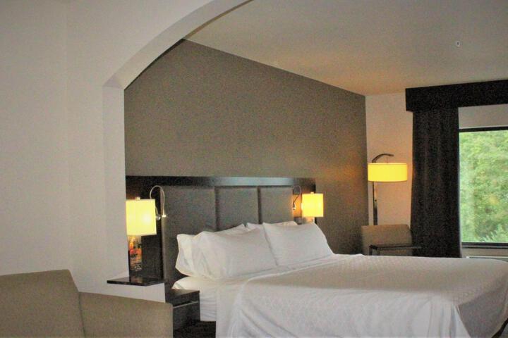 1 King Bed (2 of 20)