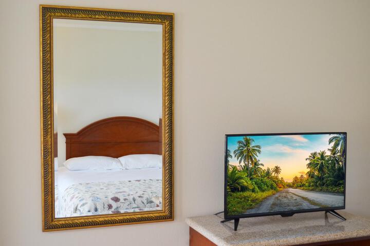 1 Queen Bed (3 of 17)