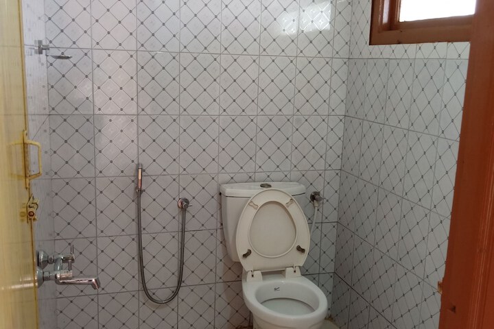 Room 24 of 33