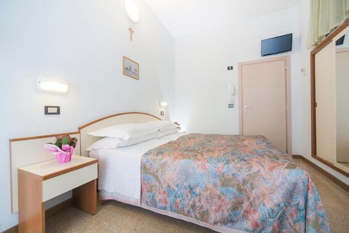 Room 4 of 19