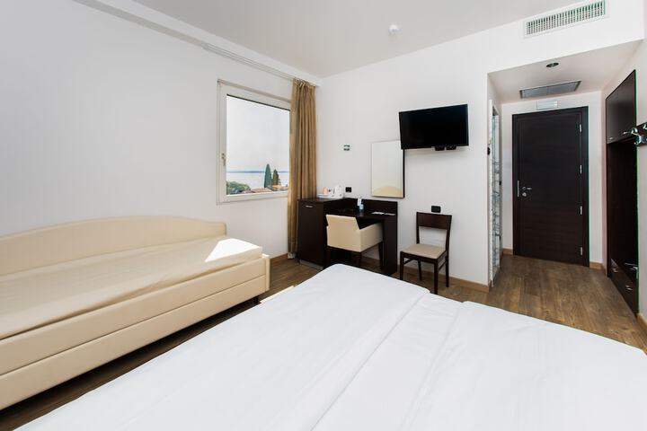 Room 26 of 46