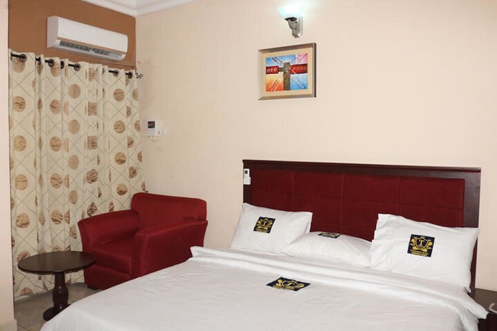 Room 9 of 18