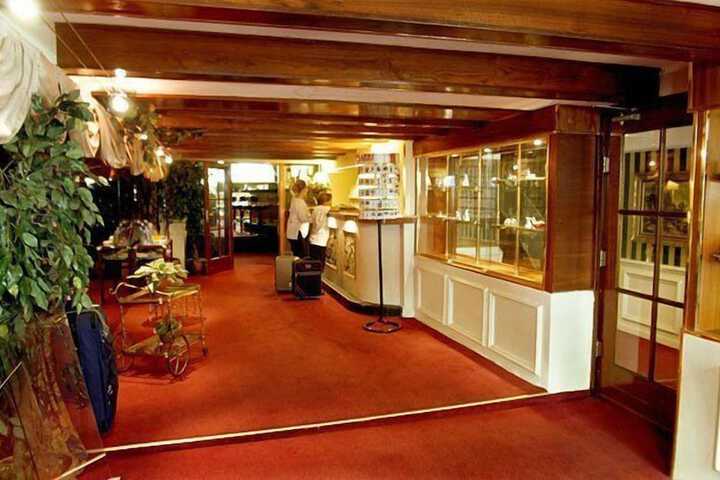 Entrance & Lobby