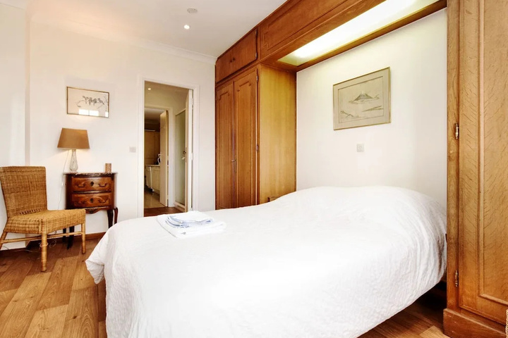 Room 4 of 17