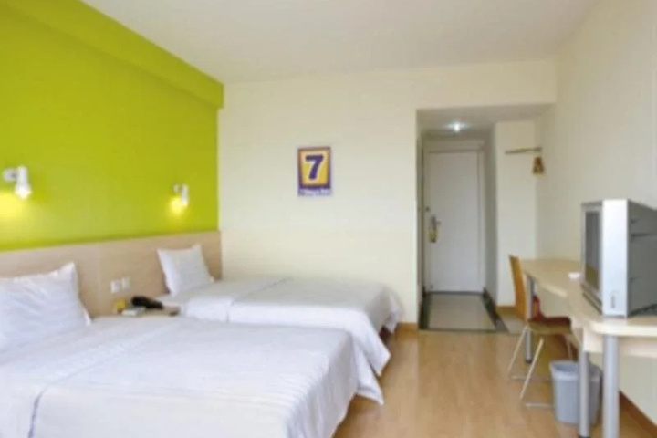 Room 6 of 10