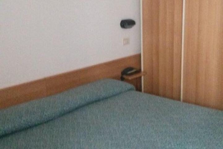 Room 8 of 16