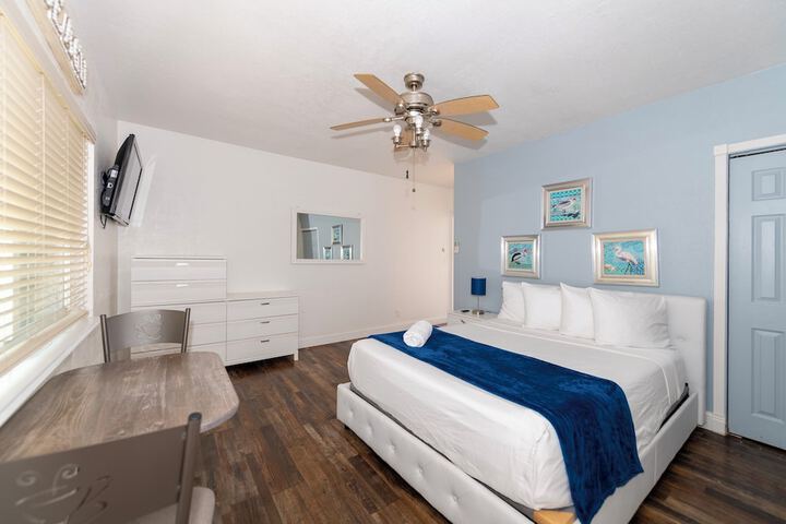 Room 32 of 60