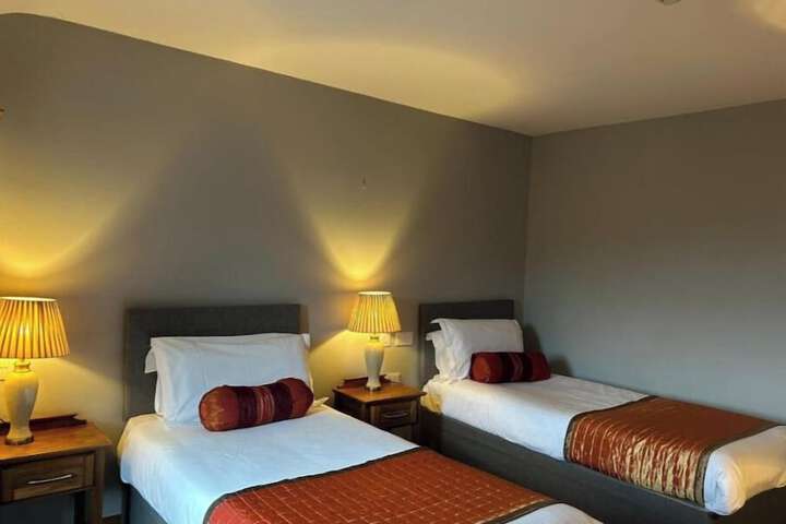 Room 13 of 33