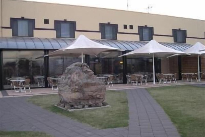 Hotel Exterior 31 of 32