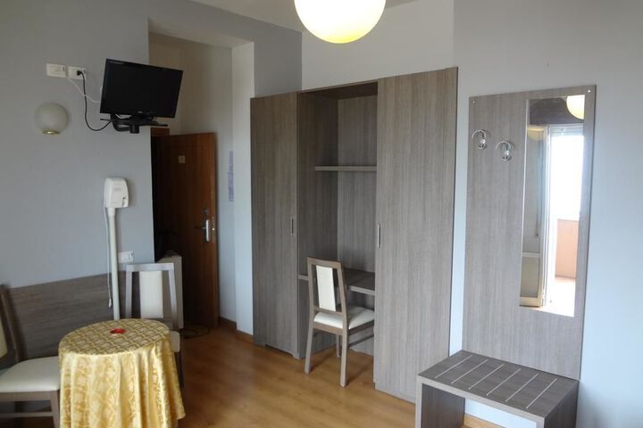Room 7 of 9