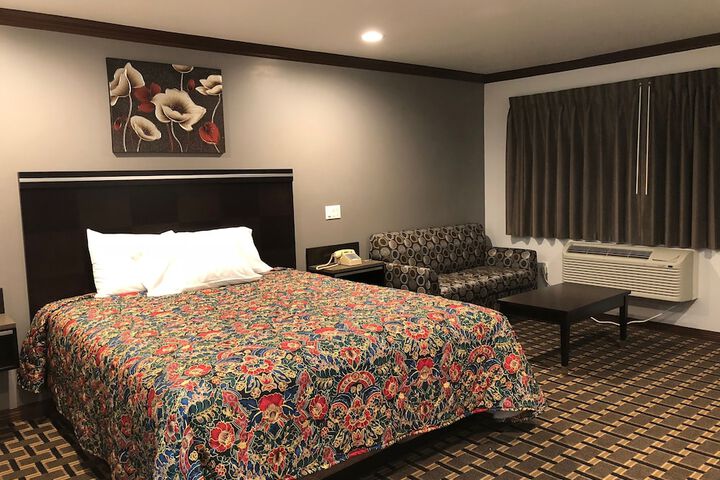 1 King Bed (5 of 12)