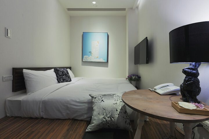 Room 12 of 28