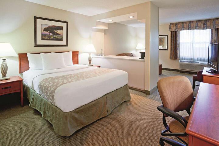 1 Queen Bed (3 of 4)