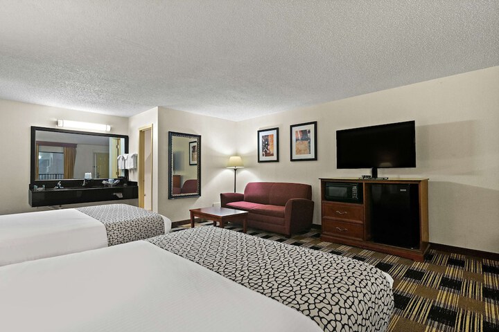 2 Queen Beds Microwave and Refrigerator WiFi Continental Breakfast (2 of 19)