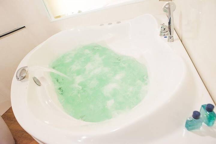 Jetted tub