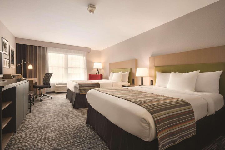 2 Queen Beds (9 of 10)