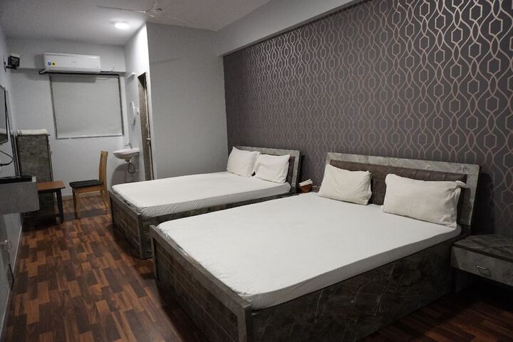 Room 6 of 9