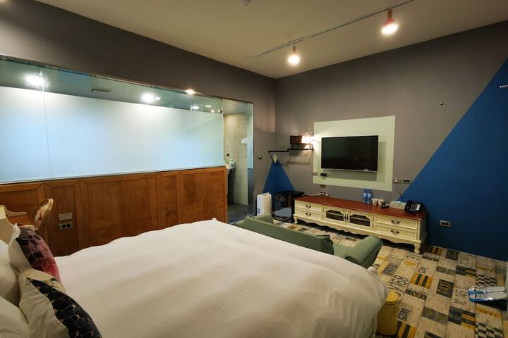 Room 3 of 74