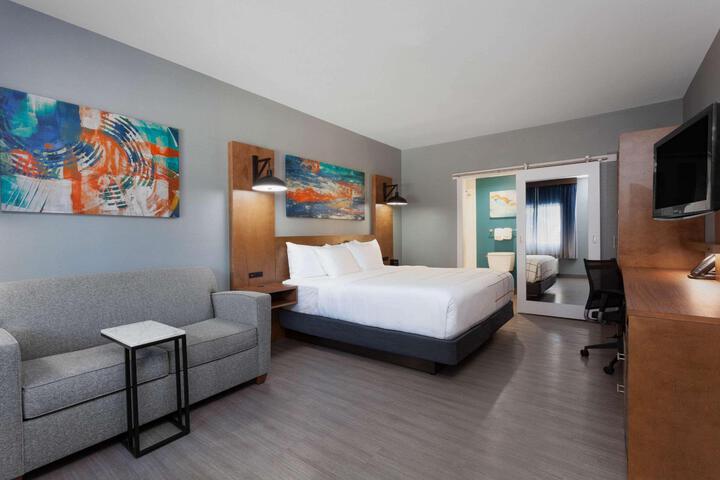 1 King Bed (3 of 20)