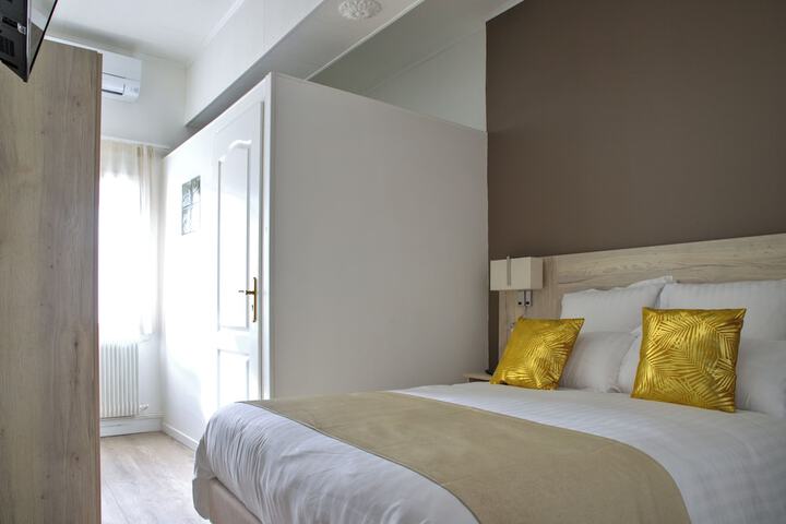 Room 4 of 25