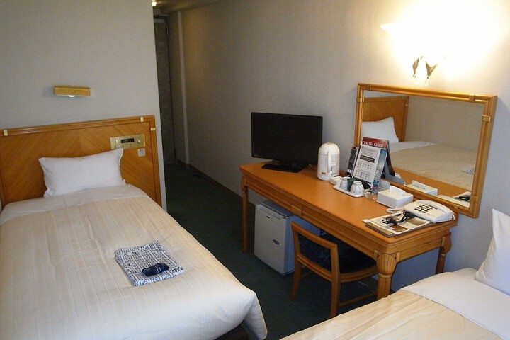 Room 4 of 16