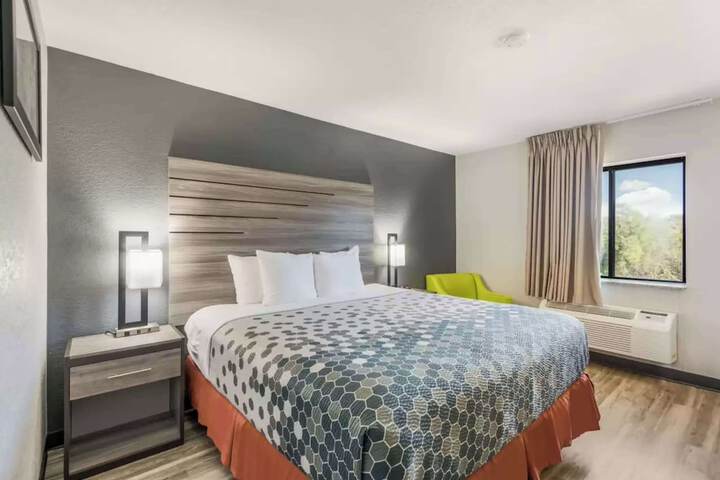 1 Queen Bed (12 of 16)