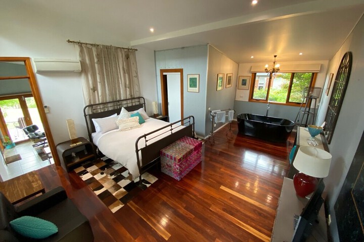 Room 4 of 63