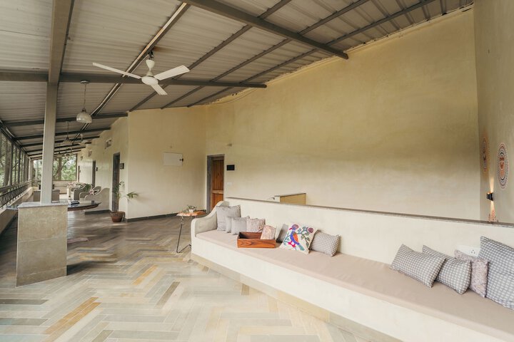 Lounge 136 of 207