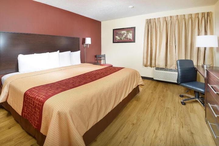 Deluxe King Bed Accessible (2 of 10)