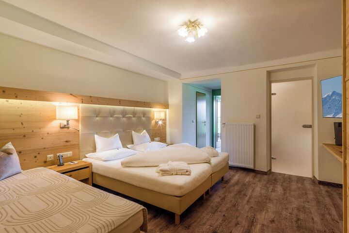 Room 5 of 98