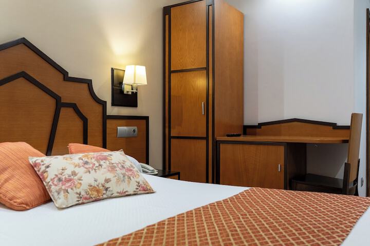 Room 9 of 28