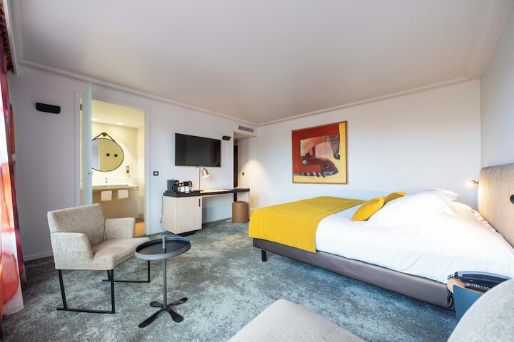 Room 32 of 100
