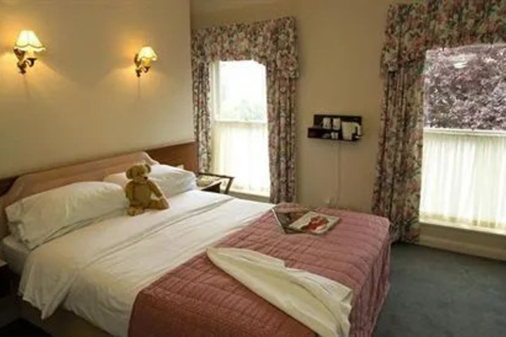 THE NEWINGTON HOTEL