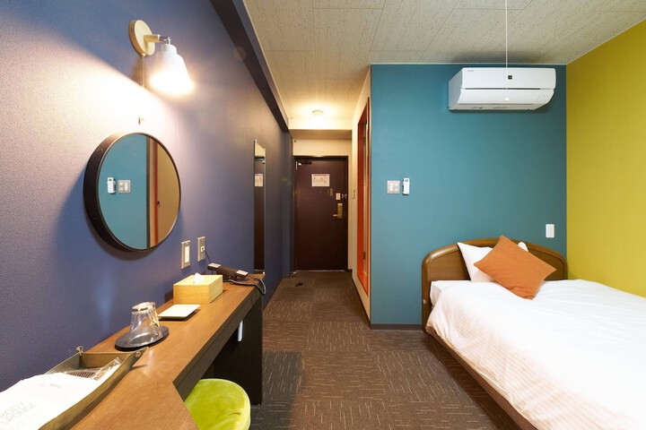 Room 10 of 18
