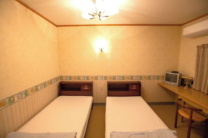 Room 6 of 30