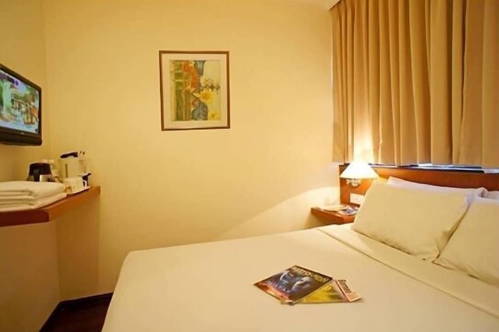 Room 4 of 25