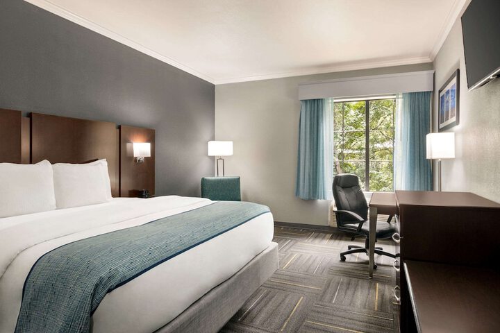 1 King Bed (5 of 12)