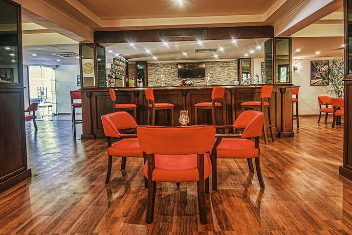 Lounge 71 of 82