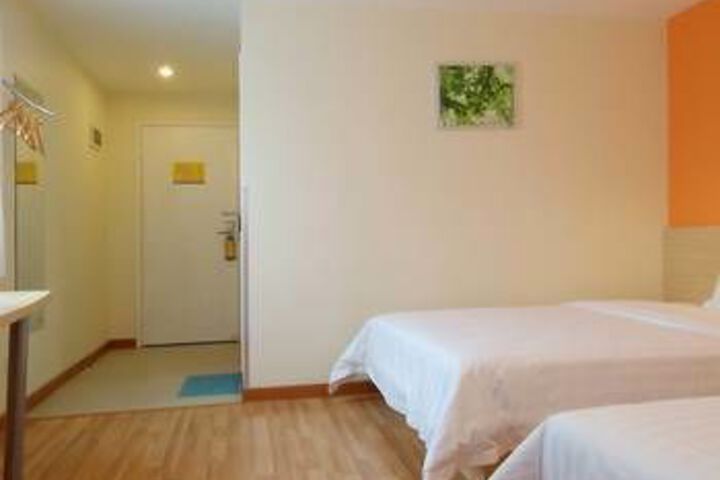 Room 5 of 8