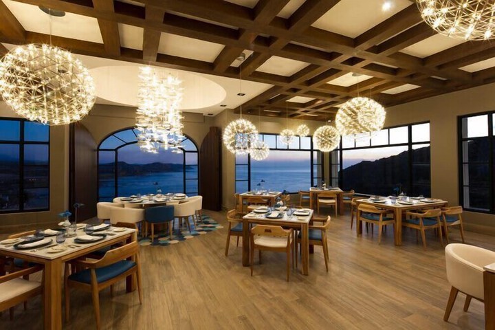 Dining 19 of 20
