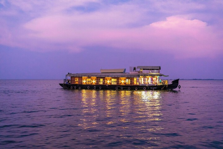 Coco HouseBoat