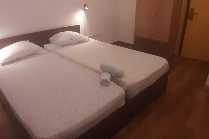Room 33 of 86