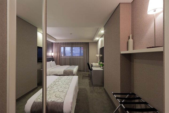 Room 6 of 42