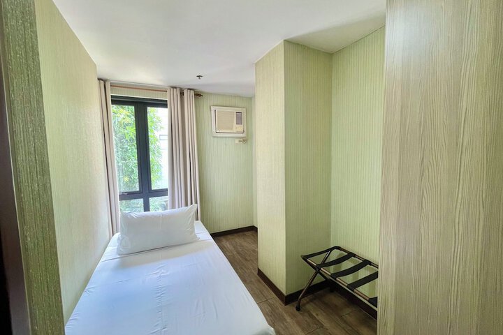 Room 9 of 37