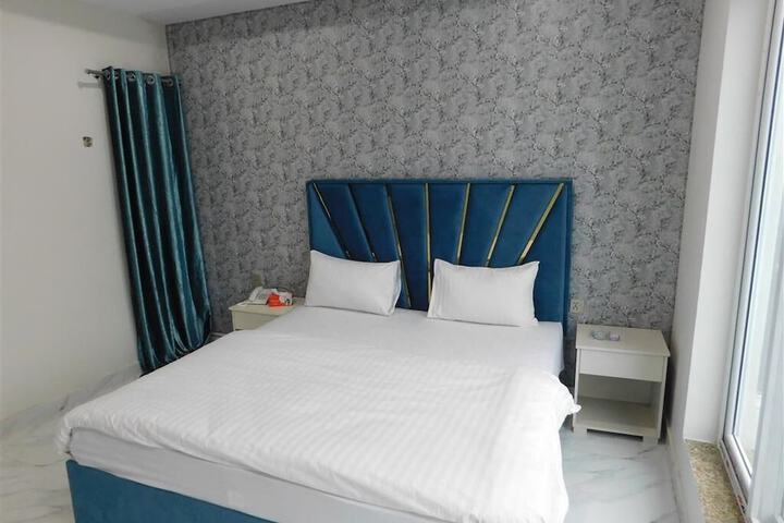Room 6 of 9