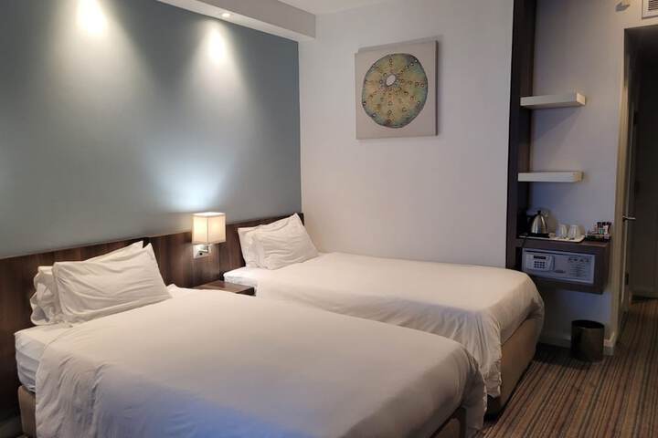 Room 13 of 187