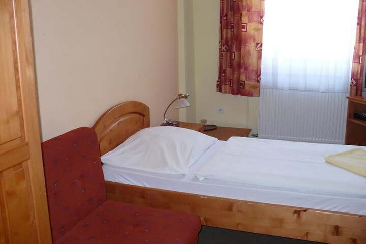 Room 4 of 42