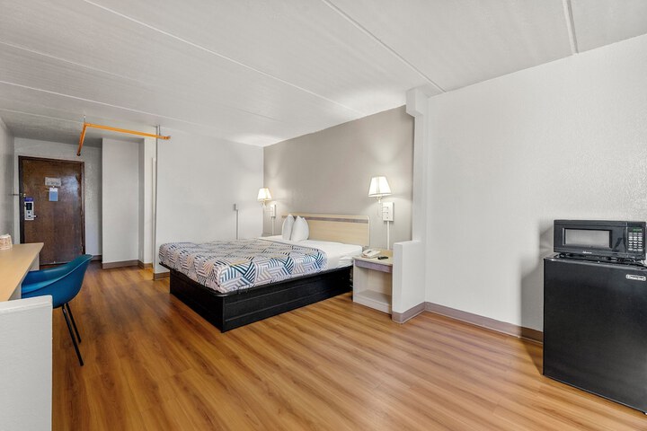 1 King Bed Micfridge (1 of 17)