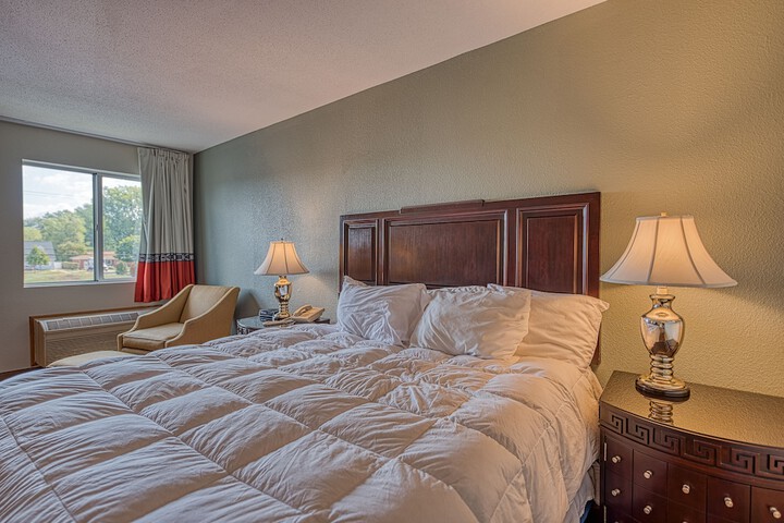 1 Queen Bed (2 of 15)